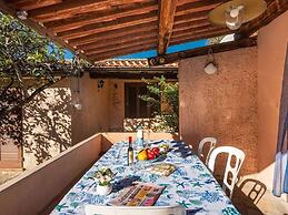 Small House a Stone's Throw From the sea