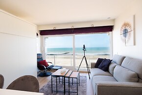 Studio on Seafront Near Tram Stop