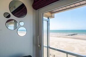 Studio on Seafront Near Tram Stop