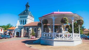 Neat Holiday Home in Sunny Les Landes