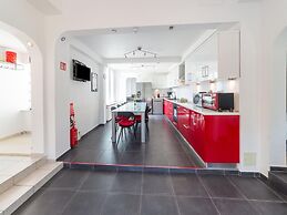 Spacious Holiday Home With Garden