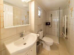 Spacious Holiday Home With Garden