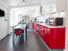 Spacious Holiday Home With Garden