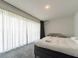 16p Spacious Villa on the Water in Zeewolde