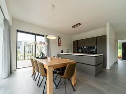 16p Spacious Villa on the Water in Zeewolde