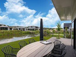 16p Spacious Villa on the Water in Zeewolde