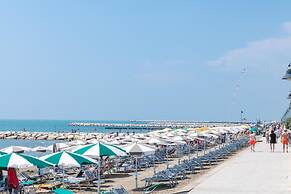 Inviting Apartment by the Beach