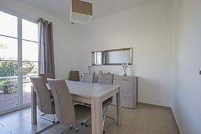 Spacious Holiday Home With Garden Near sea