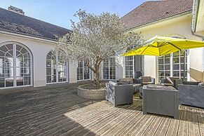 Spacious Holiday Home With Garden Near sea