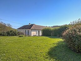 Spacious Holiday Home With Garden Near sea