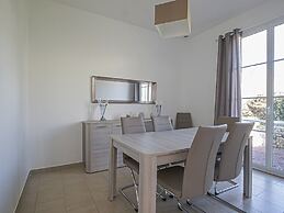 Spacious Holiday Home With Garden Near sea