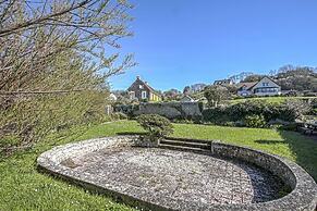 Spacious Holiday Home With Garden Near sea