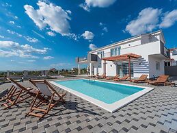 Stylish Villa With Private Pool and Terrace