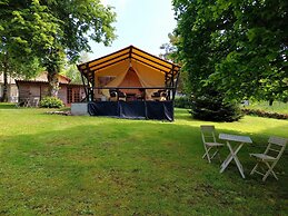 Glamping With Private Bathroom and Spacious Garden