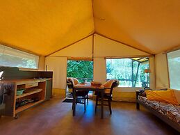Glamping With Private Bathroom and Spacious Garden