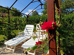 Glamping With Private Bathroom and Spacious Garden