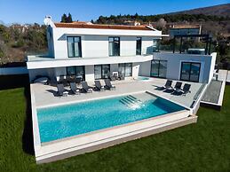 Stylish Stay With Hot Tub