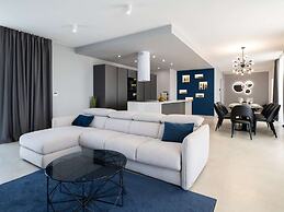 Stylish Stay With Hot Tub