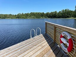 Bright Holiday House by the Lake