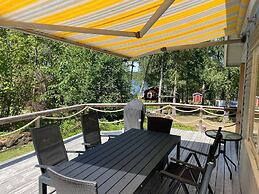 Bright Holiday House by the Lake