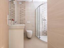 Modern and Spacious Home With Swimming Pool