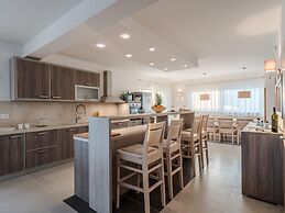 Modern and Spacious Home With Swimming Pool