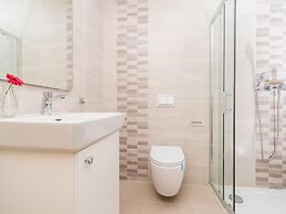 Modern and Spacious Home With Swimming Pool