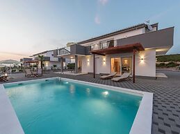 Modern and Spacious Home With Swimming Pool