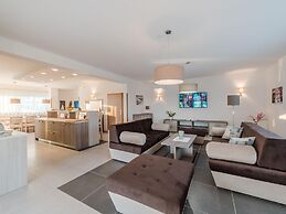 Modern and Spacious Home With Swimming Pool