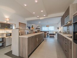 Modern and Spacious Home With Swimming Pool