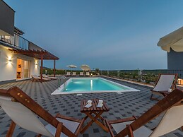 Modern and Spacious Home With Swimming Pool