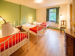 Spacious Holiday Home With 4 Tiny Houses