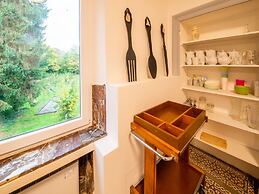 Spacious Holiday Home With 4 Tiny Houses