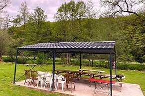 Spacious Holiday Home With 4 Tiny Houses