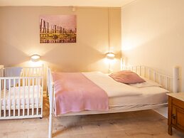 Spacious Holiday Home With 4 Tiny Houses