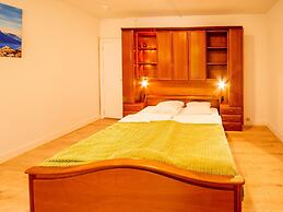 Spacious Holiday Home With 4 Tiny Houses