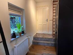 Scenic Stay Near Town & Lake