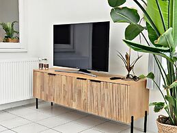 Scenic Stay Near Town & Lake