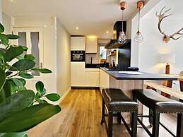 Scenic Stay Near Town & Lake