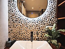 Scenic Stay Near Town & Lake