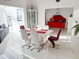 Villa Amelie Comfortable Holiday Residence