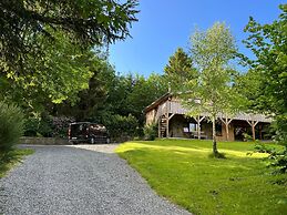 Forestside Escape Near Lake