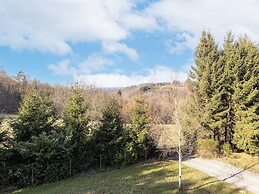 Forestside Escape Near Lake