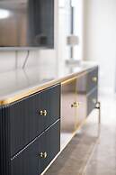 StayAU Spacious 6BR House Pool Table