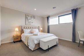 StayAU Spacious 6BR House Pool Table