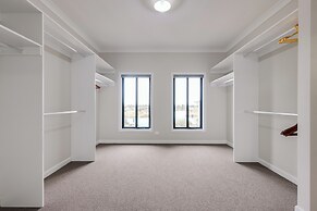 StayAU Spacious 6BR House Pool Table