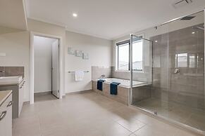 StayAU Spacious 6BR House Pool Table