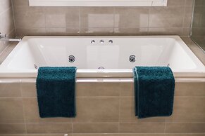 StayAU Spacious 6BR House Pool Table