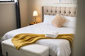 StayAU Spacious 6BR House Pool Table