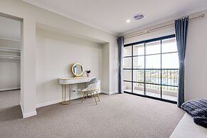 StayAU Spacious 6BR House Pool Table